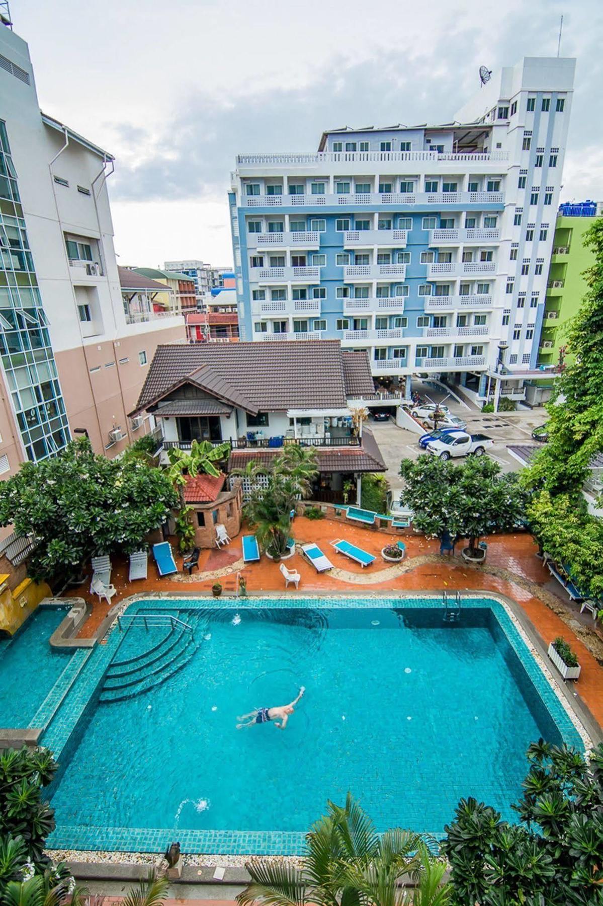 HOTEL SUTUS COURT 1 | ⋆⋆⋆ | PATTAYA, THAILAND | SEASON DEALS FROM $30